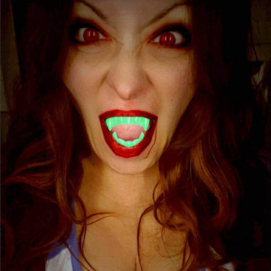 Fosforlu Çift Damak Takma Vampir Dişi Fosforlu Çift Damak Takma Vampir Dişi