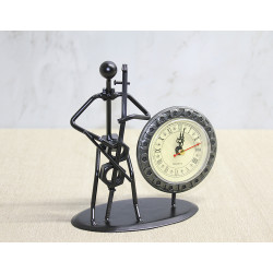 Metal Saatli Keman Çalan Müzisyen  Metal Saatli Keman Çalan Müzisyen