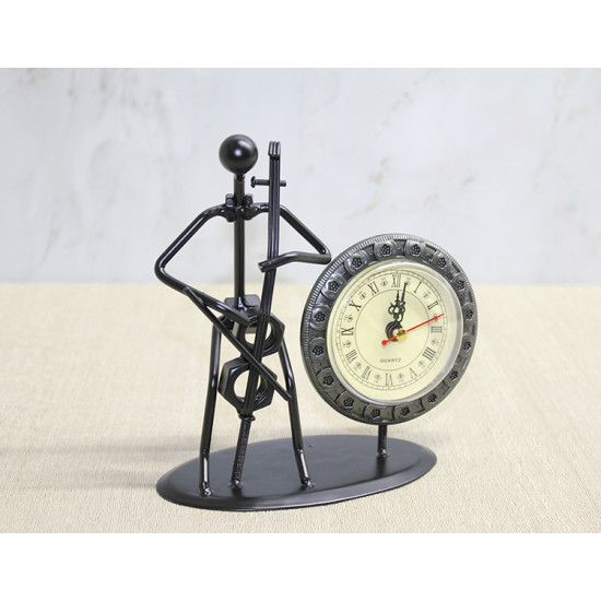 Metal Saatli Keman Çalan Müzisyen Metal Saatli Keman Çalan Müzisyen