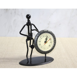 Metal Saatli Saksafon Çalan Müzisyen  Metal Saatli Saksafon Çalan Müzisyen