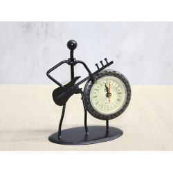 Metal Saatli Gitar Çalan Müzisyen  Metal Saatli Gitar Çalan Müzisyen