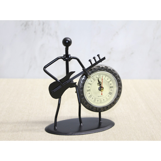 Metal Saatli Gitar Çalan Müzisyen Metal Saatli Gitar Çalan Müzisyen