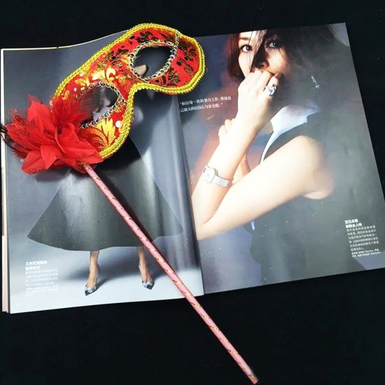 Lüks Taşlı Saplı Balo Maskesi Kırmızı Renk Lüks Taşlı Saplı Balo Maskesi Kırmızı Renk